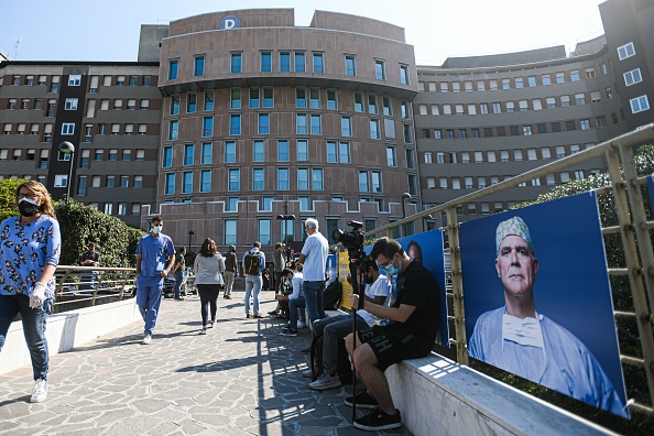 -Une vue générale montre des journalistes et des employés de l'hôpital San Raffaele, où est affichée une photo du professeur italien Alberto Zangrillo, le médecin personnel de Silvio Berlusconi, à Milan le 4 septembre 2020. Photo par Piero CRUCIATTI / AFP via Getty Images.