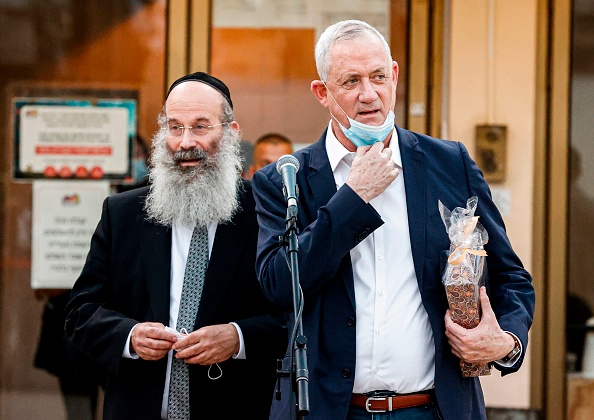 -Benny Gantz , Premier ministre suppléant et ministre de la Défense d'Israël, fait une déclaration devant la mairie de Bnei Barak concernant un verrouillage en raison de la pandémie de coronavirs COVID-19, le 6 septembre 2020. Photo par JACK GUEZ / AFP via Getty Images.