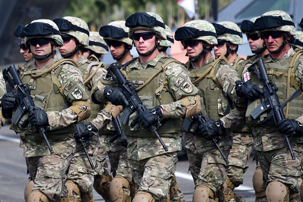 -Des militaires géorgiens assistent à la cérémonie d'ouverture des exercices militaires avec les forces de l'OTAN au centre de formation de Vaziani, le 7 septembre 2020. -Quelque 2800 soldats des États-Unis, de France, de Grande-Bretagne et de Pologne y participeront. Photo par Vano SHLAMOV / AFP via Getty Images.