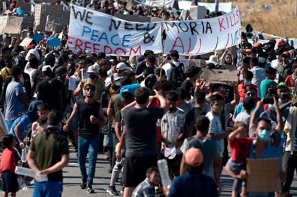 -Les réfugiés et les migrants du camp détruit de Moria manifestent pour appeler à leur réinstallation, le 11 septembre 2020, sur l'île de Lesbos. Photo Louisa Gouliamaki /AFP via Getty Images.