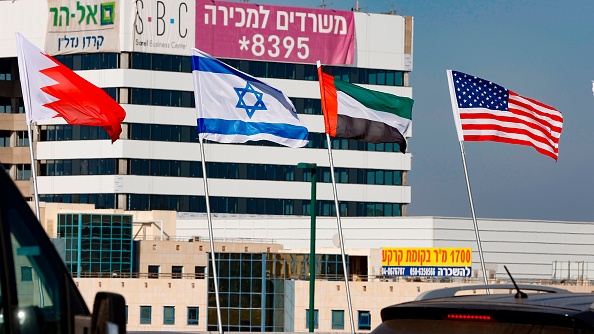 -Les drapeaux nationaux de Bahreïn, d'Israël, des Émirats arabes unis et des États-Unis flottent le long d'une route, dans la ville balnéaire de Netanya, dans le centre d'Israël, le 13 septembre 2020. Photo par Jack Guez / AFP via Getty Images.