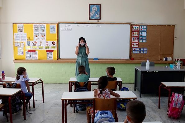 Lundi, lorsque les masques ont été livrés pour le jour de la rentrée des classes, les élèves ont inondé les réseaux sociaux de photos montrant des visages entièrement recouverts par les masques. (Photo THANASSIS STAVRAKIS/POOL/AFP via Getty Images)