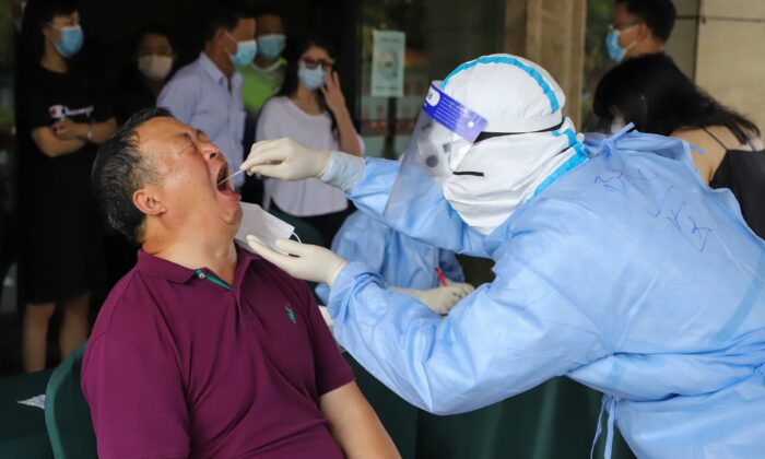 Un résident est testé pour le Covid-19 à Ruili, dans la province du Yunnan dans le sud-ouest de la Chine, le 15 septembre 2020. (STR/AFP via Getty Images)