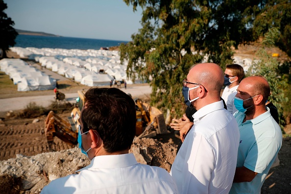 -Le président du Conseil européen, Charles Michel voit le nouveau camp de réfugiés et de migrants près de Kara, sur l'île grecque de Lesbos. Le 15 septembre 2020. Photo Dimitris Tosidis/POOL/AFP via Getty Images