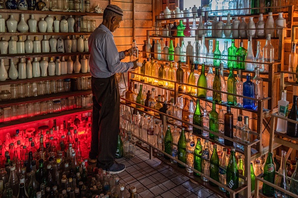 - La quête d'un Malais âgé pour débarrasser les plages du pays du verre lavé l'a amené à amasser une collection de milliers de bouteilles, maintenant exposées dans un musée balnéaire coloré, le 12 septembre 2020. Photo par Mohd Rasfan / AFP via Getty Images.