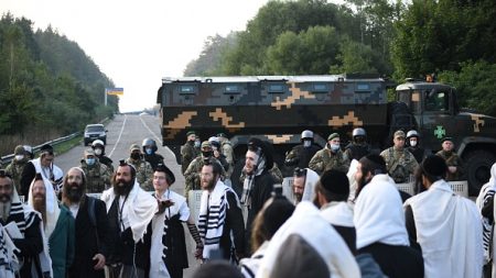 Des centaines de pèlerins coincés quittent la frontière ukraino-bélarusse