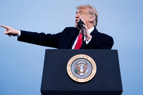 -Une enveloppe postée du Canada contenant de la ricine était adressée au président américain Donald Trump. Photo de BRENDAN SMIALOWSKI / AFP via Getty Images.