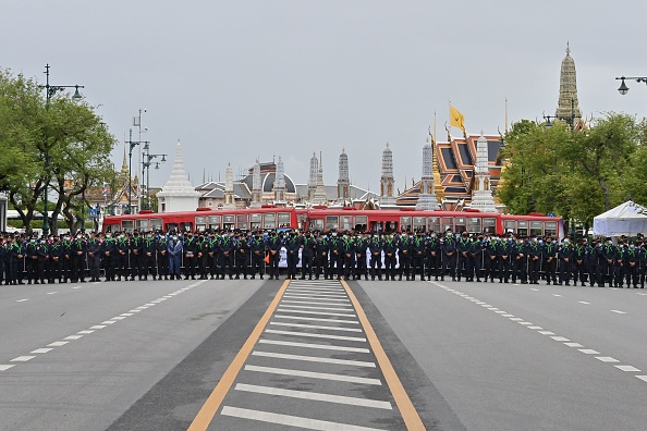 -Une ligne de police monte la garde devant le Grand Palais alors que des manifestants anti-gouvernementaux participent à un rassemblement prodémocratie à Bangkok le 20 septembre 2020. - Les militants installaient une nouvelle plaque le 20 septembre déclarant que la Thaïlande « appartient au peuple ». Photo par Mladen ANTONOV / AFP via Getty Images.