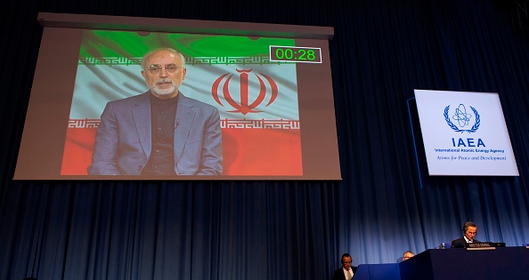 -Rafael Grossi directeur général de l'Agence internationale de l'énergie atomique (AIEA), écoute le vice-président iranien de l'énergie atomique Ali Akbar Salehi, en Autriche, en septembre 21, 2020. Photo de JOE KLAMAR / AFP via Getty Images.