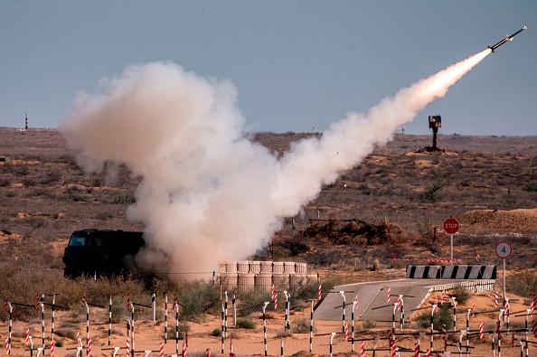 -Une roquette est lancée depuis un système de défense aérienne à la base militaire d'Ashuluk dans le sud de la Russie le 22 septembre 2020 lors des exercices militaires « Caucase-2020 ».  Photo par Dimitar Dilkoff / AFP via Getty Images.