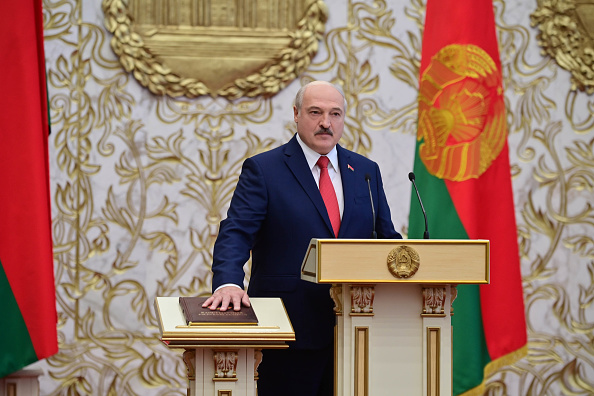 -Le président biélorusse Alexander Loukachenko prête serment lors de sa cérémonie d'inauguration à Minsk le 23 septembre 2020. Photo par Andrei Stasevich / BELTA / AFP via Getty Images.