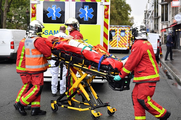 -Les pompiers français transportent un blessé dans une ambulance près des anciens bureaux du magazine satirique français Charlie Hebdo à la suite d'une attaque présumée d'un homme brandissant un couteau dans la capitale Paris le 25 septembre 2020. - Photo par Alain Jocard / AFP via Getty Images