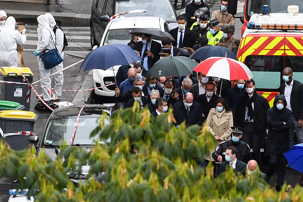 -Le Premier ministre français Jean Castex, le ministre français de l'Intérieur Gérald Darmanin et la maire de Paris Anne Hidalgo arrivent sur les lieux où plusieurs personnes ont été blessées près des anciens bureaux du magazine satirique français Charlie Hebdo à Paris le 25 septembre 2020. Photo Alain Jocard / AFP via Getty Images.