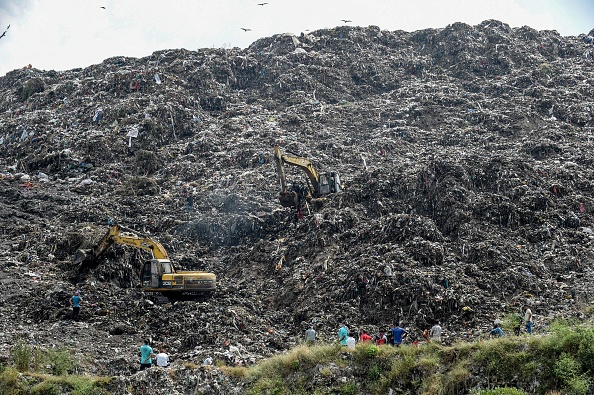 -Les secouristes mènent une opération de recherche sur la décharge de Pirana après que Neha Vasava, 12 ans, ait été enterrée sous une masse de déchets le 27 septembre 2020. Photo de Sam Panthaky / AFP via Getty Images.