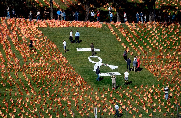 - Des milliers de drapeaux espagnols, représentent les victimes espagnoles du COVID-19, dans le parc rom de Madrid, le 27 septembre 2020. Photo par Oscar Del Pozo / AFP via Getty Images.