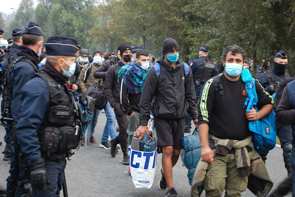 Les forces de l'ordre ont procédé mardi matin à Calais au démantèlement d'un campement de migrants, où vivent entre 700 et 800 personnes. (Photo BERNARD BARRON/AFP via Getty Images)