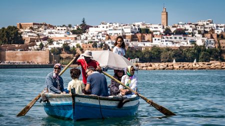 Maroc: les bateliers de Rabat rament dur pour sauver leur gagne-pain