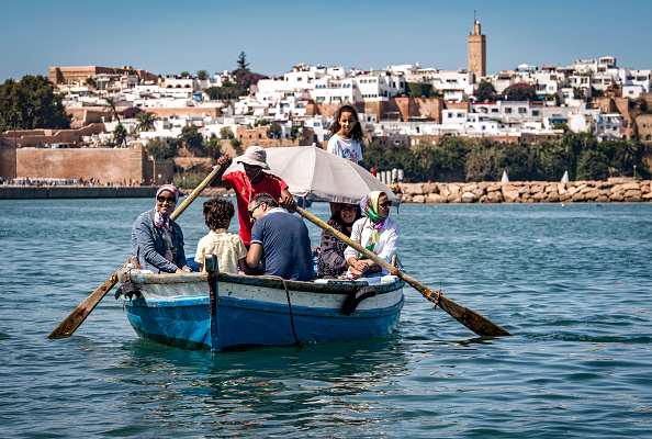 -Un batelier rame transporte des passagers sur la rivière Bou Regreg près de la Kasbah d'Oudaya entre la ville de Sale et la capitale marocaine Rabat, le 27 septembre 2020. Photo par Fadel Senna / AFP via Getty Images.