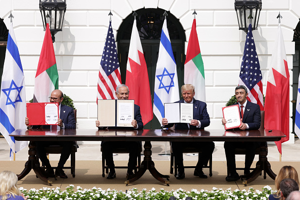 -Le président Trump accueille la cérémonie de signature des accords d'Abraham sur la pelouse sud de la Maison-Blanche, le 15 septembre 2020. Photo par Alex Wong / Getty Images.