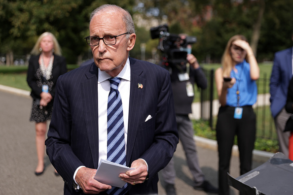 Le conseiller économique de la Maison Blanche, Larry Kudlow, s'adresse à la presse à l'extérieur de la Maison Blanche le 16 septembre 2020 à Washington. (Photo : Alex Wong/Getty Images)