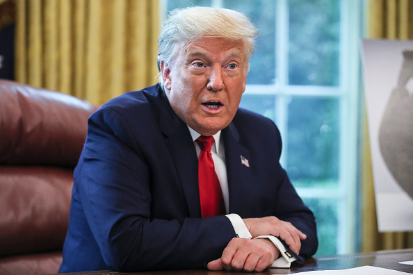 -Le président américain Donald Trump prend la parole dans le bureau ovale lors d'un événement le 17 septembre 2020 à Washington, DC. Photo par Oliver Contreras-Pool / Getty Images.