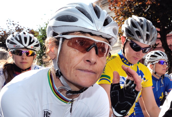 Jeannie Longo, ex-championne olympique, en 2011 avant le départ d'une course. (PHILIPPE HUGUEN/AFP/GettyImages)