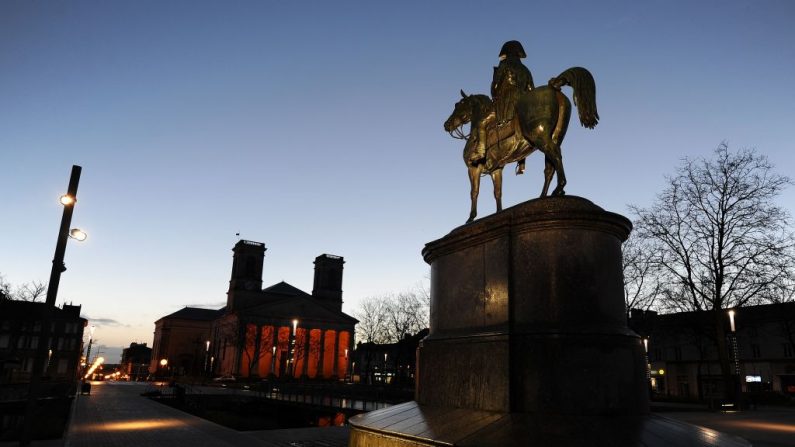 Illustration - Statue de Napoléon sur la place Napoléon devant l'église Saint-Louis, le 2 février 2014 à La Roche-sur-Yon - France. (Photo by JEAN-SEBASTIEN EVRARD/AFP via Getty Images)