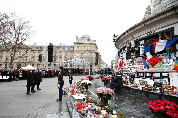 -La Maire de Paris Anne Hidalgo, le président français François Hollande et le Premier ministre français Manuel Valls assistent à un rassemblement du souvenir à la place de la République le 10 janvier 2016. Photo YOAN VALAT / AFP via Getty Images.