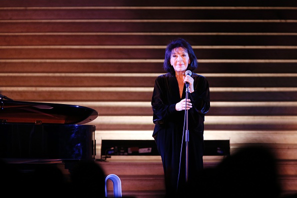 -La chanteuse française Juliette Greco lors d'un concert au musée du Louvre le 6 février 2016 à Paris, est décédée à 93 ans. Photo François Guillot / AFP via Getty Images.