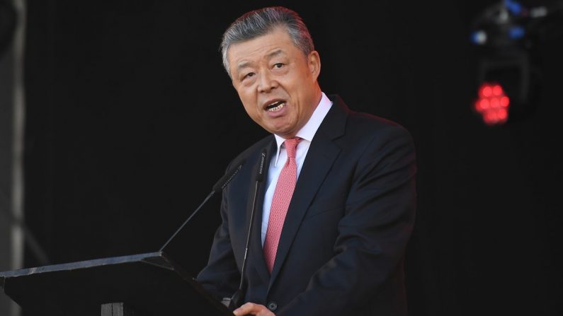 L'ambassadeur chinois au Royaume-Uni Liu Xiaoming s'adresse à la foule rassemblée à Trafalgar Square alors que les gens célèbrent le Nouvel An chinois dans le centre de Londres le 18 février 2018. (Justin Tallis/AFP/Getty Images)