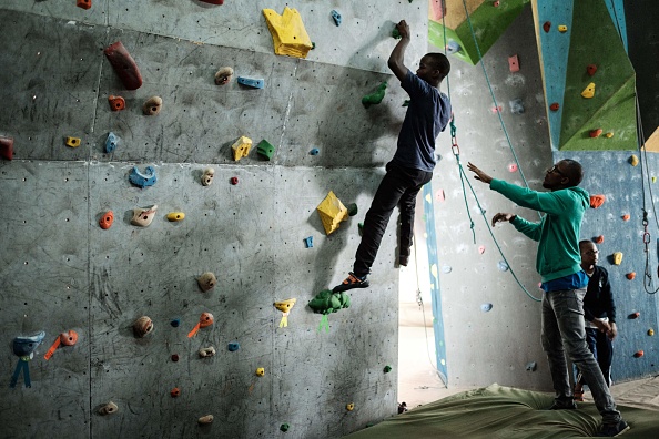 -Une formation d'escalade gratuite d'une semaine pour les étudiants malvoyants et aveugles au gymnase d'escalade en salle BlueSky à Nairobi, au Kenya, sur 15 mars 2018. Photo par Yasuyoshi Chiba / AFP via Getty Images.