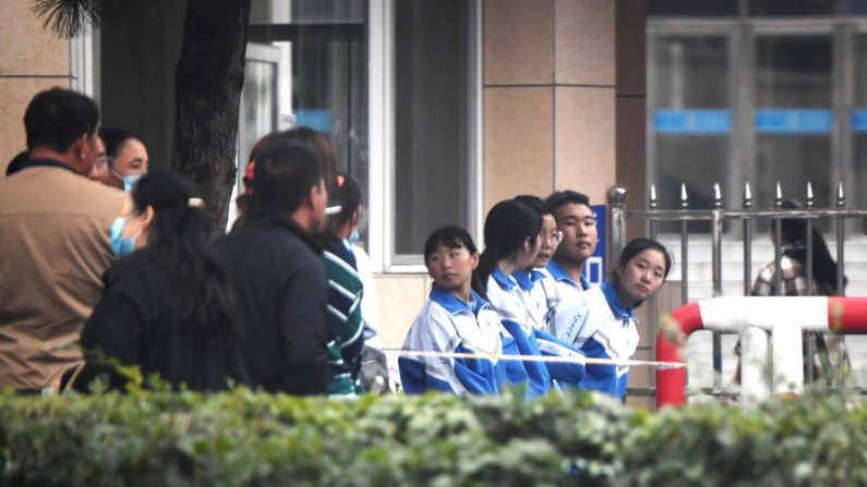 Des parents et des élèves attendent devant une école à Tongliao, dans le nord de la Mongolie-intérieure chinoise, le 10 septembre 2020. (Noel Celis/AFP via Getty Images)
