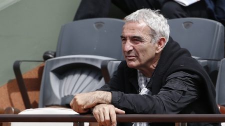 L’ancien sélectionneur de l’équipe de France Raymond Domenech copieusement injurié dans le métro