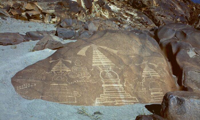 Sculptures rupestres le long de KKH près de Chilas dans le district de Diamer de Gilgit-Baltistan. "Pétroglyphes Chital." Bulletin de l'Institut de l'Asie: 152. Wayne State University Press (Domaine public / Wikimedia Commons)