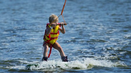 Une mère met en garde les parents contre l’empoisonnement au monoxyde de carbone des bateaux à moteur, après le décès de son fils intoxiqué en plein air