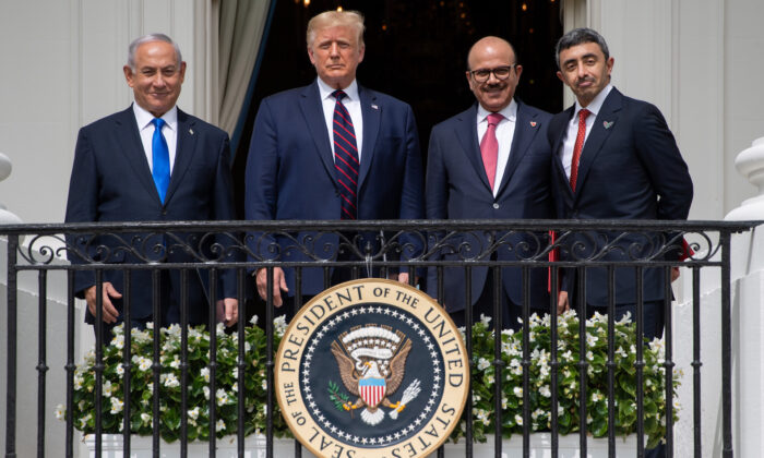 (De g. à d.) Le premier ministre israélien Benjamin Netanyahu, le président américain Donald Trump, le ministre des Affaires étrangères de Bahreïn Abdullatif al-Zayani et le ministre des Affaires étrangères des EAU Abdullah bin Zayed Al-Nahyan sur le balcon de la Maison-Blanche après avoir participé à la signature des accords prévoyant la reconnaissance d’Israël par Bahreïn et les Emirats Arabes Unis, à Washington, le 15 septembre 2020. (Saul Loeb/AFP via Getty Images)