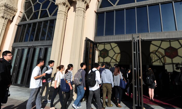 Des étudiants de l'USC assistent à un service commémoratif à Los Angeles le 18 avril 2012 (Frederic J. Brown/AFP via Getty Images)