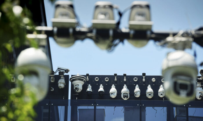 Caméras de surveillance à Hangzhou, dans la province du Zhejiang, en Chine orientale, le 29 mai 2019. (STR/AFP via Getty Images)