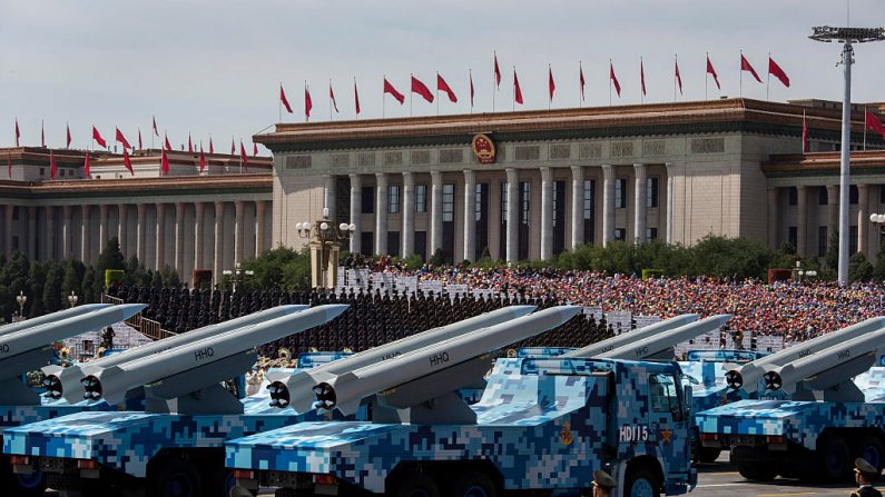 Des missiles chinois passent à côté de la place Tiananmen et du Grand palais du Peuple lors d'un défilé militaire à Pékin, le 3 septembre 2015. (Kevin Frayer/Getty Images)