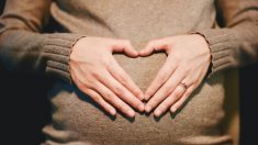 Les bébés sourient, pleurent, grimacent, etc. avant même de naître