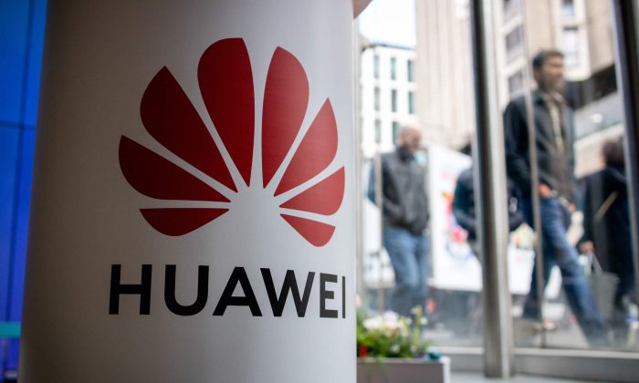 Un piéton passe devant un stand de produits Huawei à Londres, au Royaume-Uni, le 29 avril 2019. (Tonga Akmen/AFP/Getty Images)