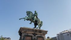 Rouen: la statue de Napoléon retrouve sa place face à l’hôtel de ville, après bien des controverses