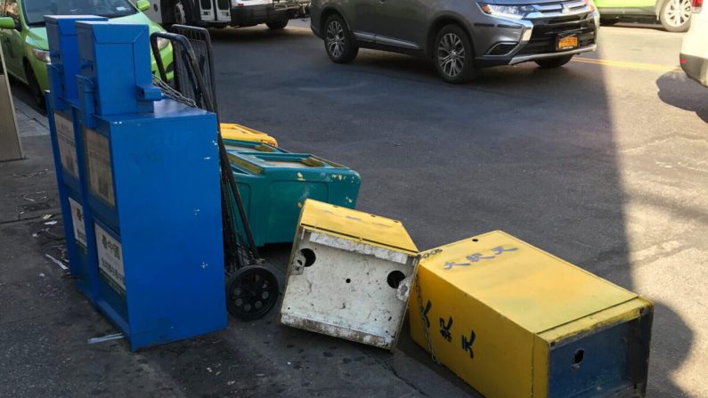 Des boîtes de journaux appartenant à l'édition d'Epoch Times en langue chinoise ont été renversées dans les rues de Flushing, à New York, en septembre 2020. (The Epoch Times)
