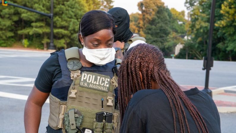 Agente des forces de l'ordre des U.S. Marshals, qui participe à une mission sur les enfants disparus appelée "Operation Not Forgotten", en août 2020 en Géorgie. (Shane T. McCoy/US Marshals/CC par 2.0)