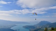 [Vidéo] En voulant immortaliser l’instant, son téléphone lui échappe et tombe dans le lac d’Annecy