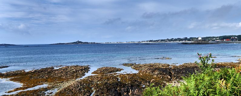 C’est en bateau que l’on aborde Saint Peter Port, la capitale de Guernesey. (Christiane Goor et Charles Mahaux)