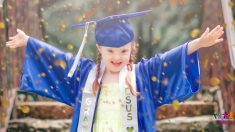 Une mère et sa petite fille trisomique réalisent une superbe séance photos pour la remise des diplômes de l’école maternelle