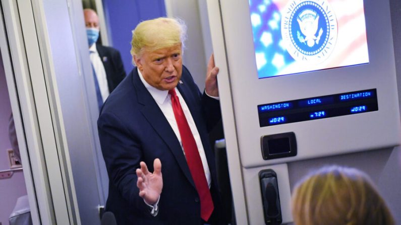 Le président américain Donald Trump s'adresse aux journalistes en vol à bord d'Air Force One peu avant d'atterrir à la base aérienne d'Andrews dans le Maryland, le 19 octobre 2020. (Mandel Ngan/AFP via Getty Images) 