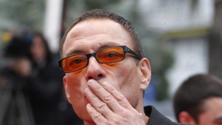 Touché par son triste sort, Jean-Claude Van Damme sauve une petite chienne chihuahua menacée d’euthanasie