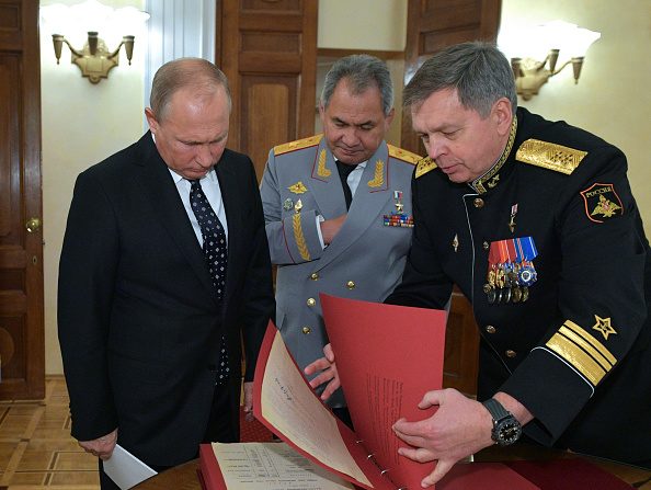 Le président russe Vladimir Poutine (à gauche), le ministre de la Défense Sergei Shoigu (au centre) et le chef du renseignement militaire russe , le vice-amiral Igor Kostyukov (à droite) assistenr à la journée du renseignement militaire, à Moscou le 2 novembre 2018.  (Photo : ALEXEY DRUZHININ/AFP via Getty Images)